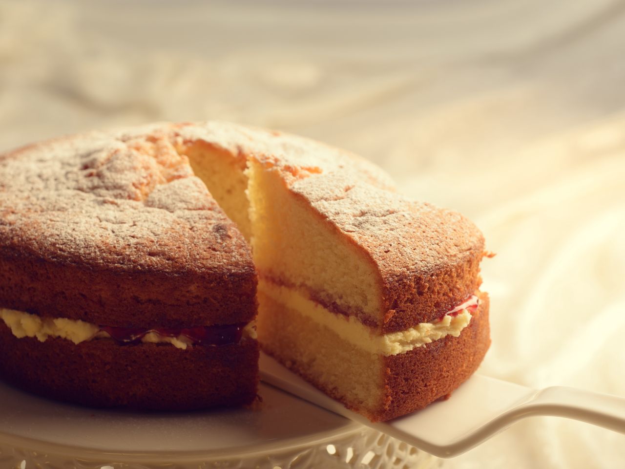 Bake the perfect cake in your air fryer in 15 minutes flat