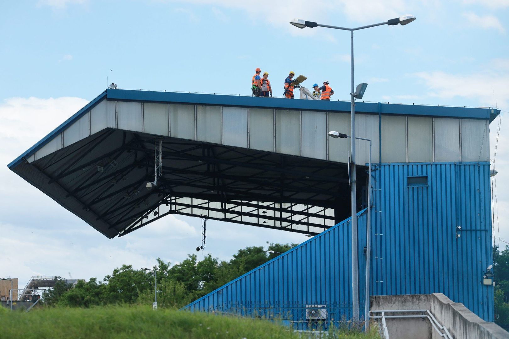 25.06.2025 r. Prace przy rozbiórce dachu Trybuny Głównej stadionu Ruchu Chorzów.