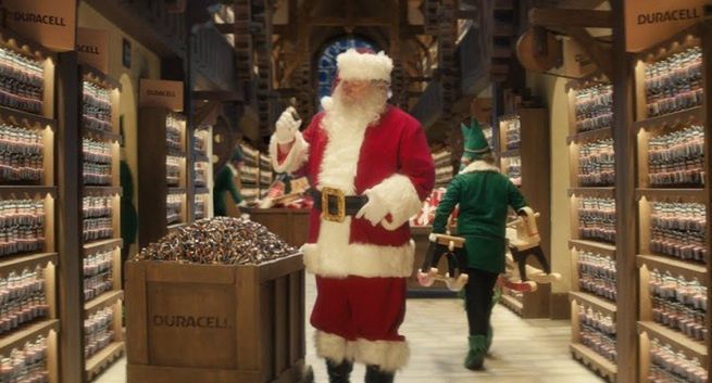 Świąteczny chaos spowodowany brakiem baterii w reklamie Duracell (wideo)