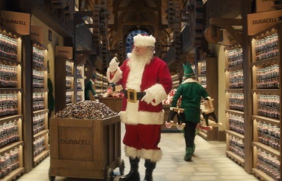 Świąteczny chaos spowodowany brakiem baterii w reklamie Duracell (wideo)
