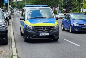 Dlaczego policja jedzie zygzakiem? To ważny sygnał na drodze