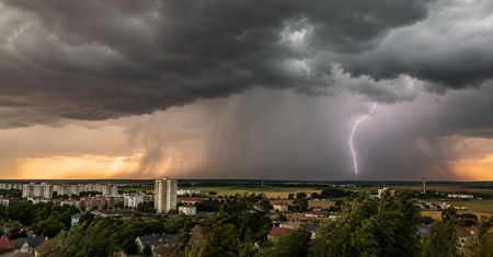 IMGW ostrzega. Wieczorem i w nocy burze nad powiatem pilskim