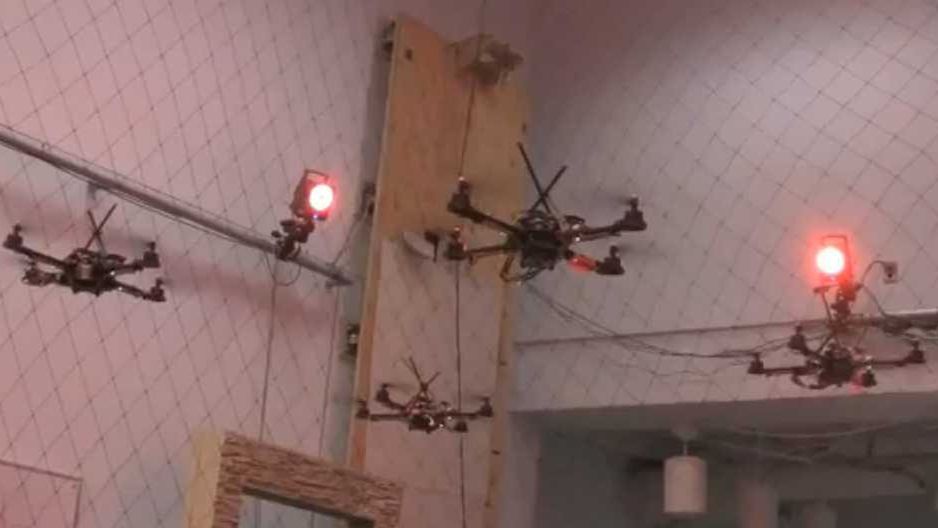 Eskadra quadrocopterów działa jak jeden organizm [wideo] 1