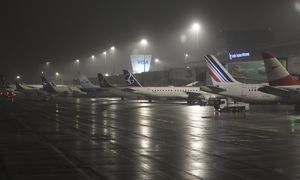 Deszcz "zamroził" Lotnisko Chopina. Duże utrudnienia dla pasażerów