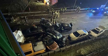 Gęsta mgła i chaos na S19. Karambol z udziałem 18 pojazdów, wielu rannych. Droga była zablokowana przez całą noc [ZDJĘCIA]