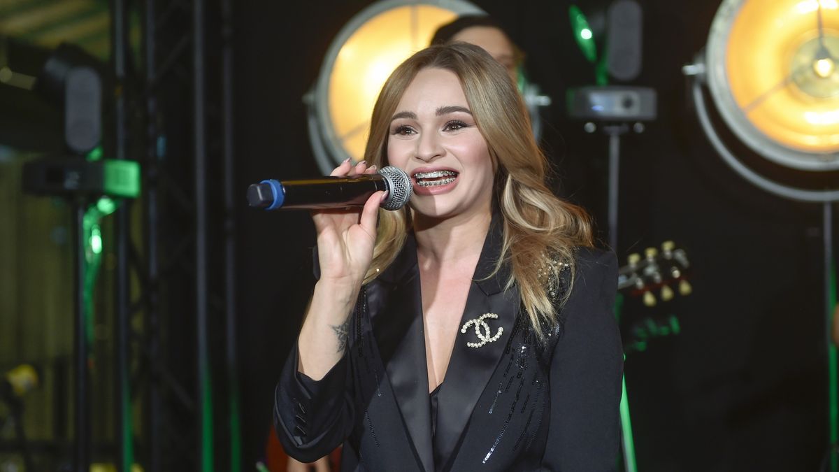 Ewelina Lisowska z aparatem ortodontycznym