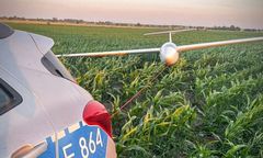 Nietypowa akcja policjantów. Holowali szybowiec