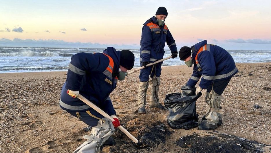 A handout image released by the press service of the Russian Ministry of Emergency Situations shows, employees of the Russian Ministry of Emergency Situations collecting oil-soaked beach sand during an oil spill clean-up operation in the Kerch Strait, Russia, 18 December 2024. According to Russia's Emergencies Ministry department in Crimea, on 15 December, the tankers Volgoneft-212 and Volgoneft-239 collided during a storm, causing an oil spill in the Black Sea. EPA/RUSSIAN MINISTRY OF EMERGENCY SITUATIONS PRESS SERVICE / HANDOUT HANDOUT EDITORIAL USE ONLY/NO SALES Dostawca: PAP/EPA.