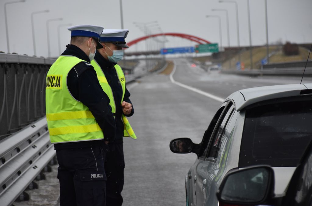 Rząd cieszy się ze skuteczności mandatów, ale nie pokazał wszystkich danych. Wprowadzone zmiany nie działają