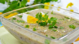 Żurek na wędzonce z białą kiełbasą i jajkiem. Pełen smaku