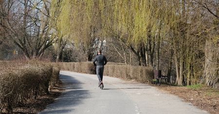 Nad Zalew Zemborzycki po nowym asfalcie i przy latarniach. Miasto szykuje projekt przebudowy 11,5 km ścieżki