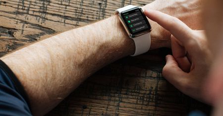 Nawet gdyby połączyli siły, nie zdołaliby z nim wygrać - król wearables jest jeden