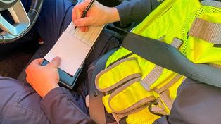 Świeć: Kierowca skutera przewoził… drzwi. Nietypowa interwencja policji