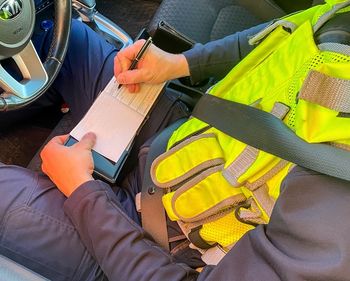 Świeć: Kierowca skutera przewoził… drzwi. Nietypowa interwencja policji