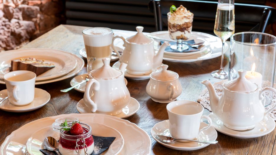 Elegancka porcelana na rodzinne spotkanie. 