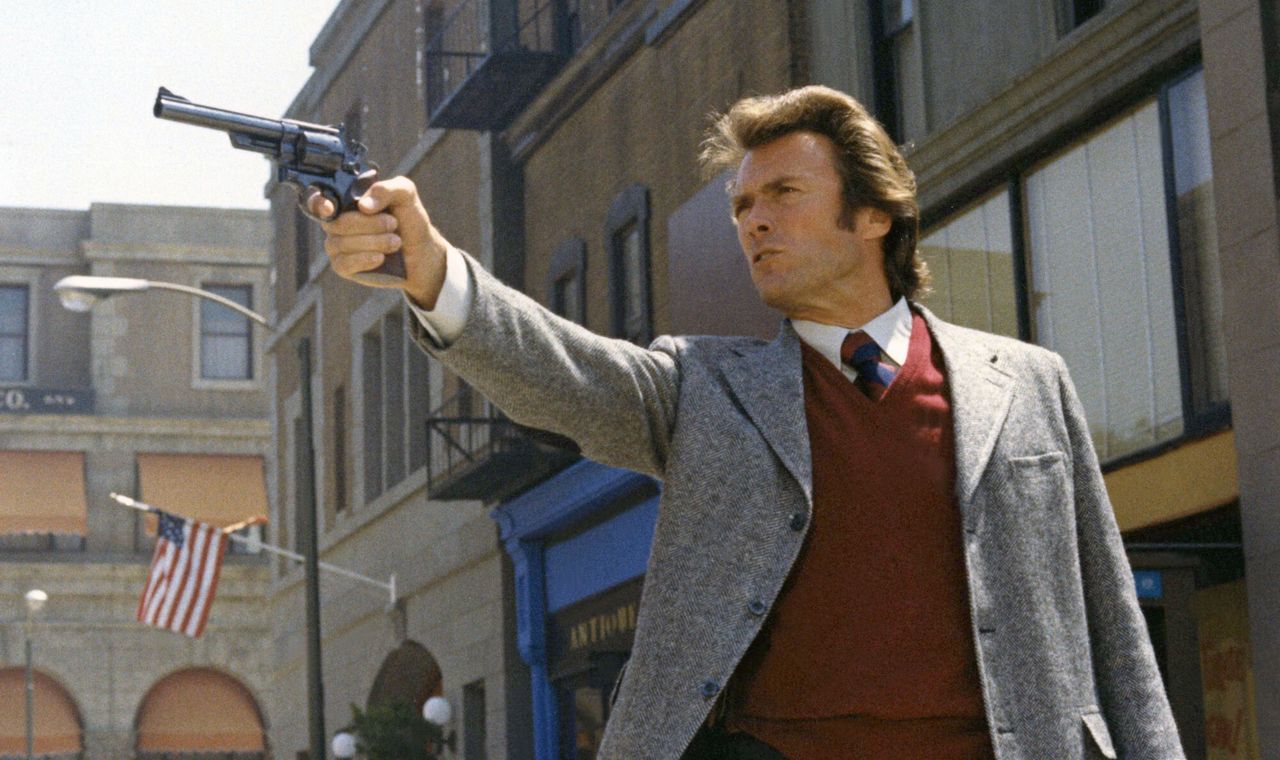 Clint Eastwood jako inspektor Harry Calahan w filmie "Brudny Harry". W dłoni aktor trzyma rewolwer .44 Magnum