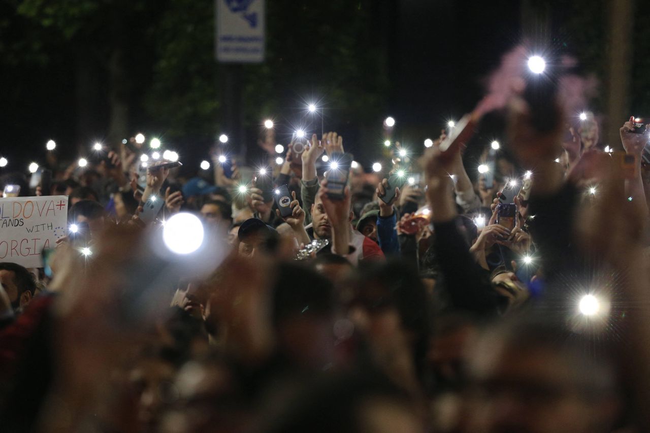 Protesty w Gruzji. Przed parlamentem spalono flagi partii i Rosji