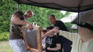 Wyjątkowe zajęcia w Środowiskowym Domu Samopomocy w Kielcach. Podopiecznych odwiedził pszczelarz Kacper Chudecki. Zobacz zdjęcia i wideo
