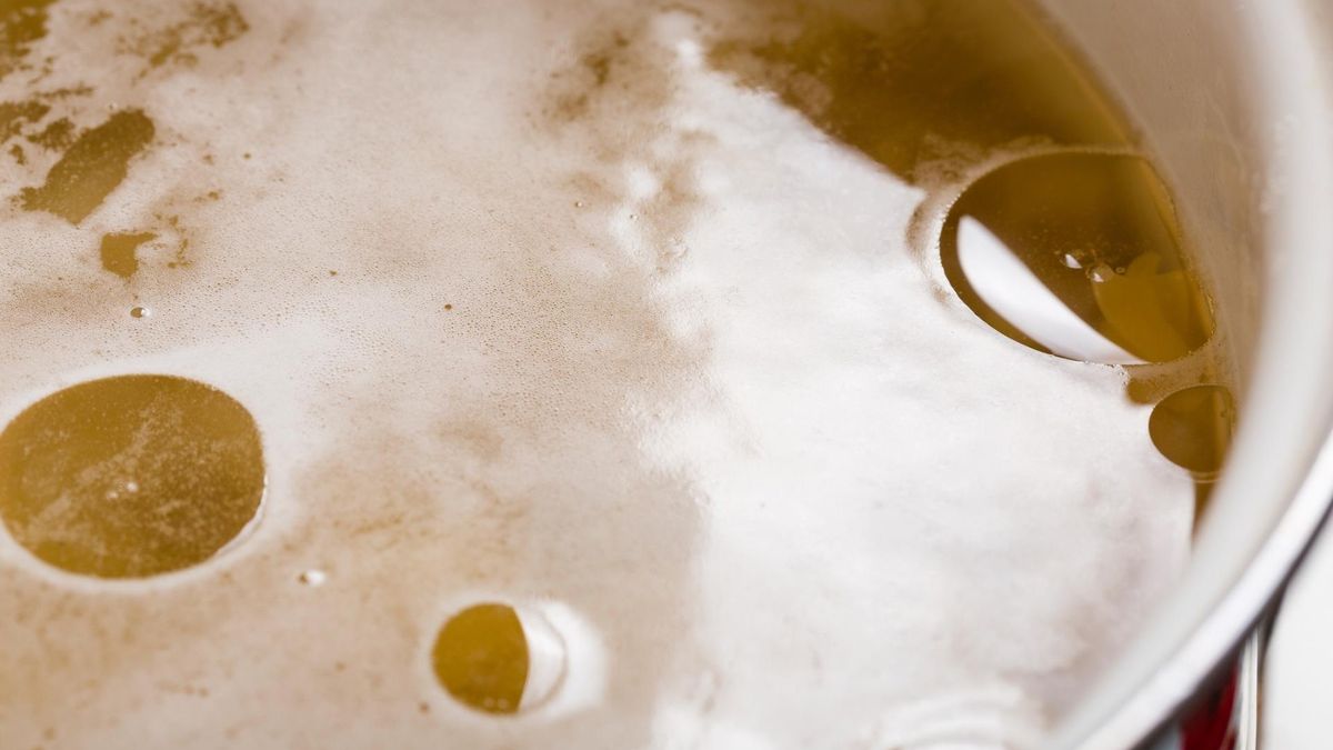 Długotrwale gotowany wywar z kości ma pozytywny wpływ na układ kostny, pokarmowy i odpornościowy