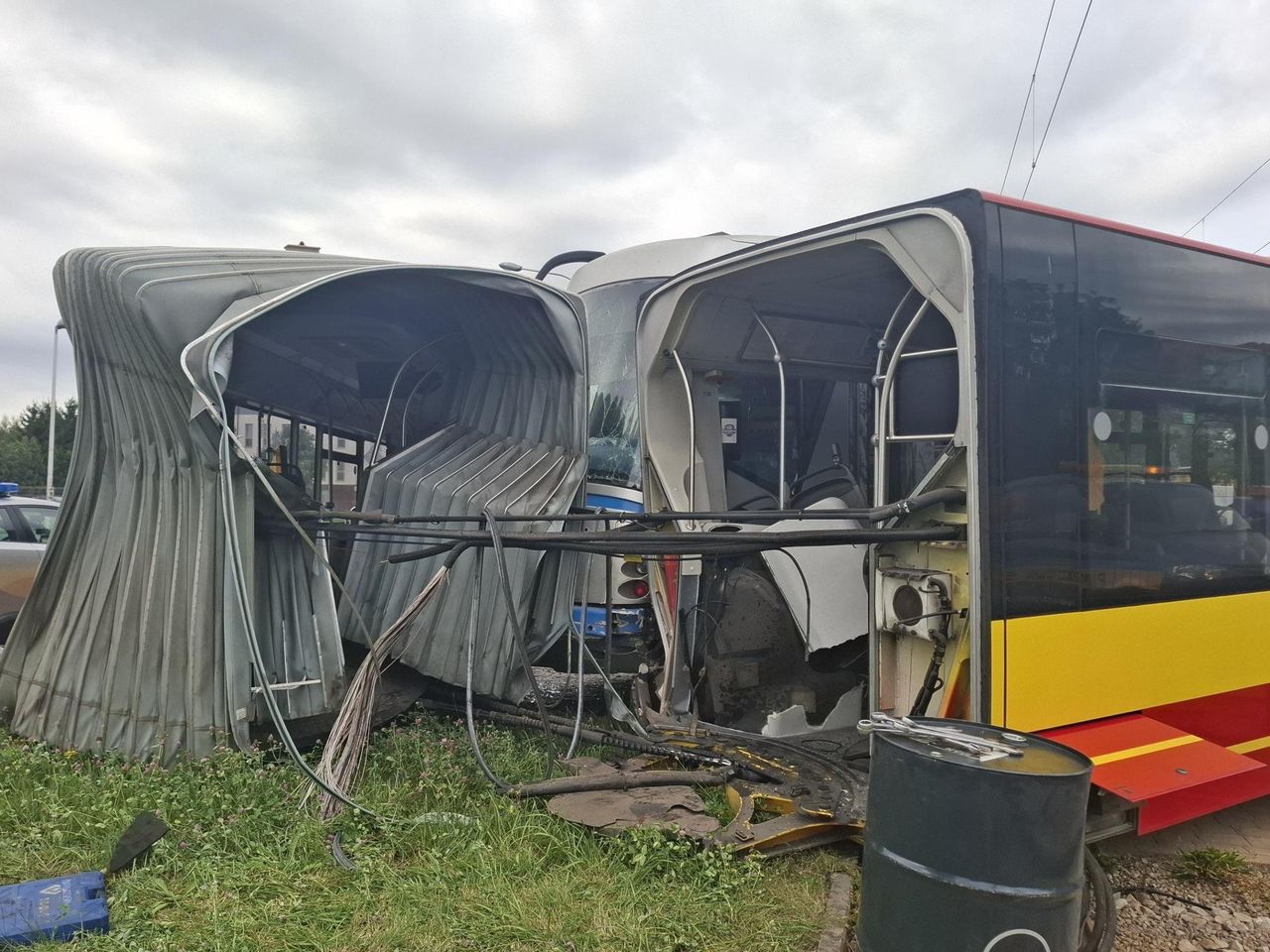 Wrocław: Wypadek na Gaju. Autobus zderzył się z tramwajem. Kołowiec nadaje się już tylko do kasacji. Na miejscu służby
