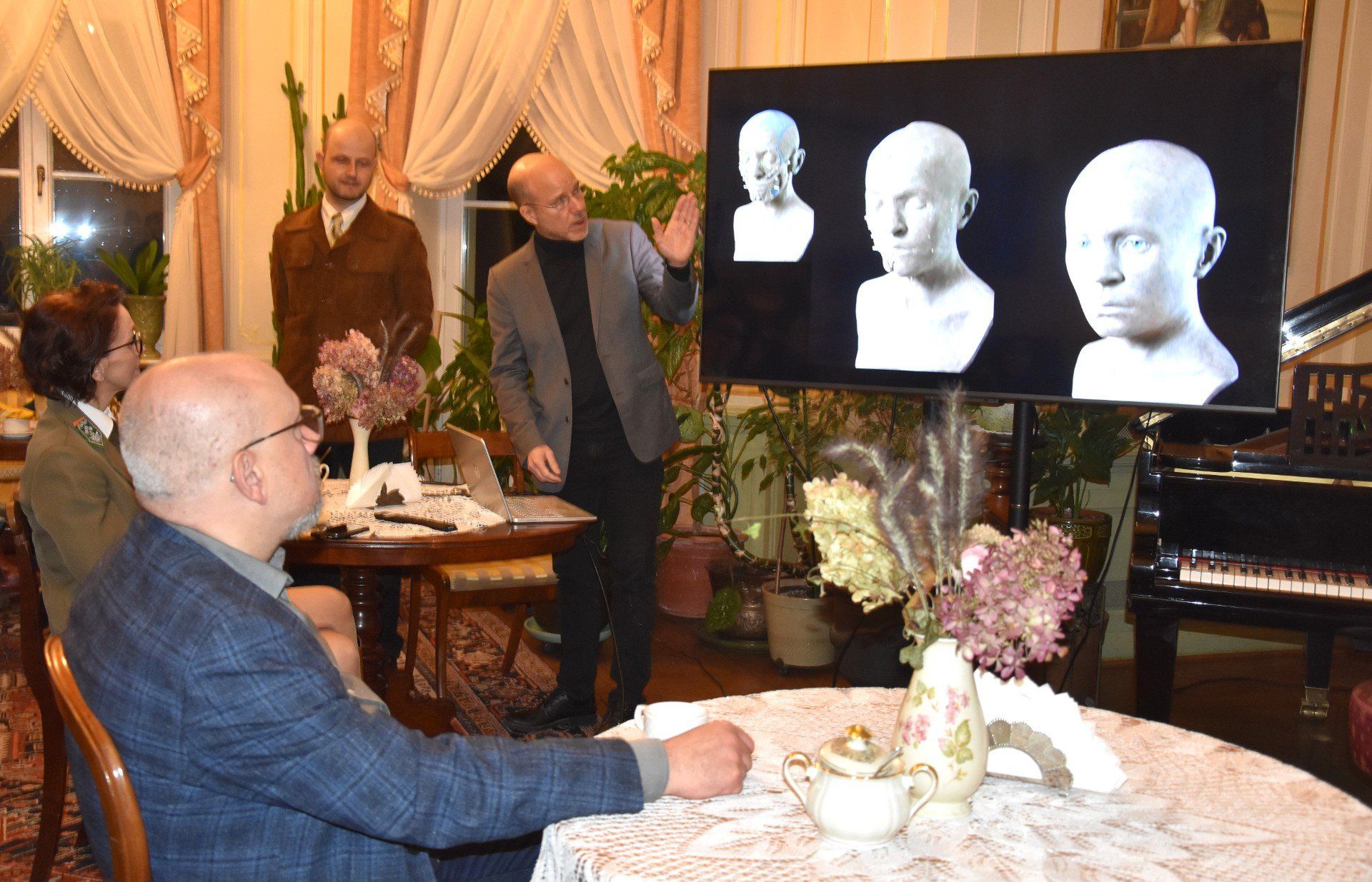 Twórcą rekonstrukcji jest Oskar Nilsson, archeolog i artysta rzeźbiarz ze Szwecji (z prawej). W Ostromecku opowiadał o swojej pracy. Na zdjęciu razem z Mateuszem Magalskim, który na gorąco tłumaczył jego przekaz