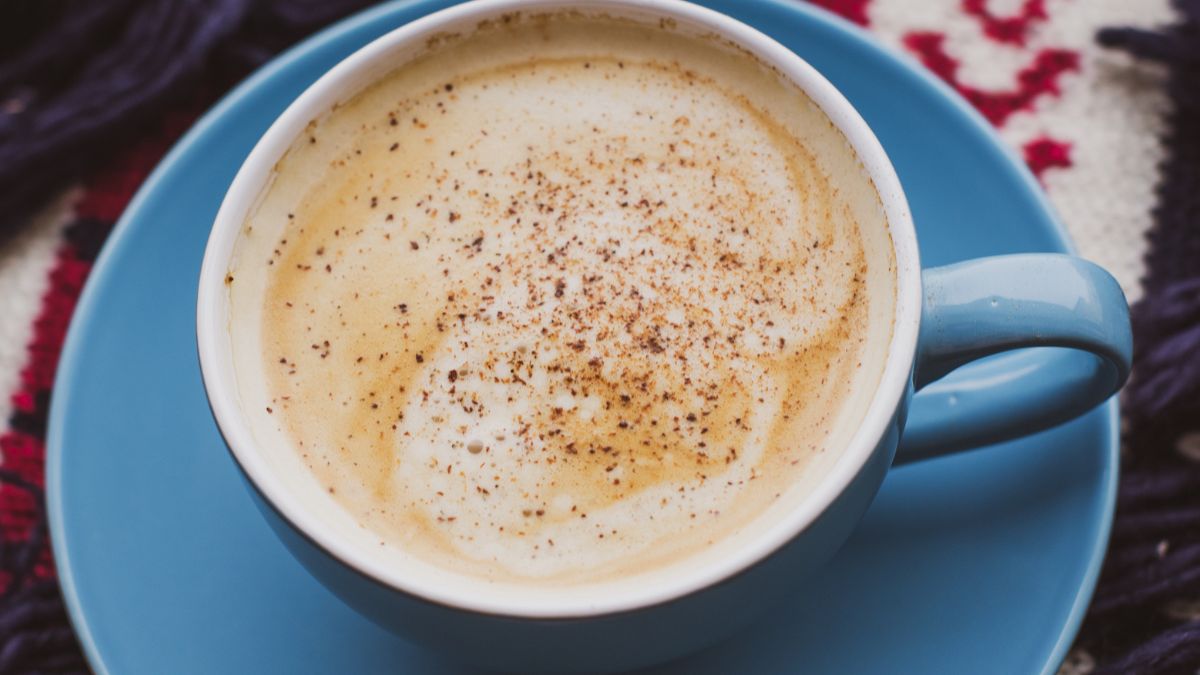 Posyp kawę odrobiną gałki muszkatołowej