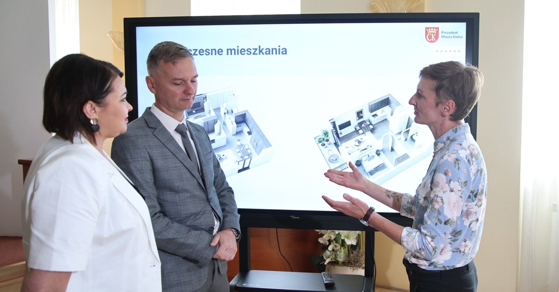 Na zdjęciu: wiceprezydentka Aneta Boroń, prezes KTBS Winicjusz Żyła oraz prezydentka Agata Wojda