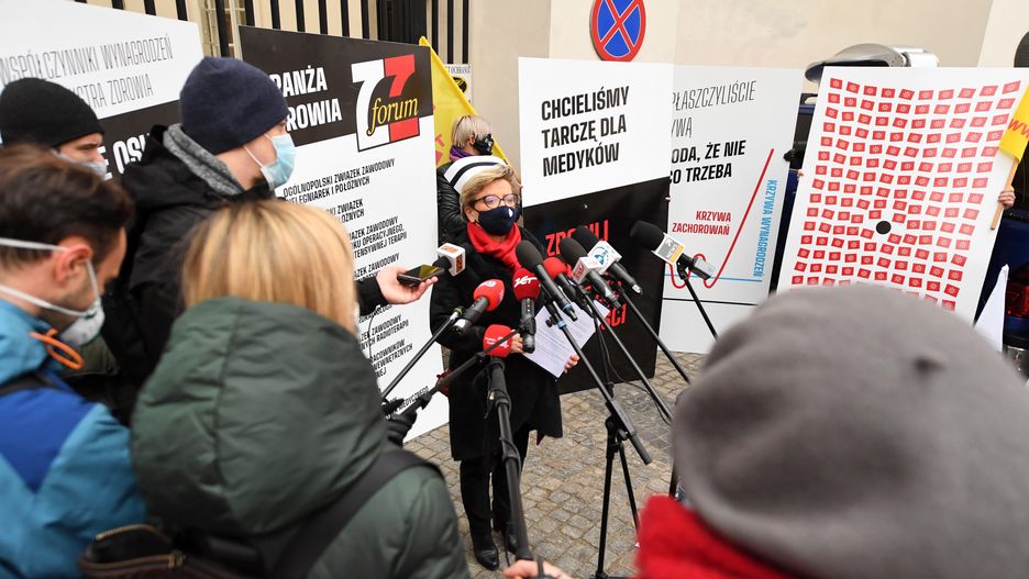 Warszawa. Konferencja prasowa przedstawicieli zawodów medycznych zrzeszonych w Forum Związków Zawodowych przed siedzibą Ministerstwa Zdrowia