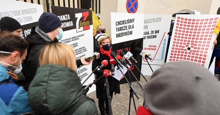 Warszawa. Protest medyków przed Ministerstwem Zdrowia. "Możliwy paraliż służby zdrowia"