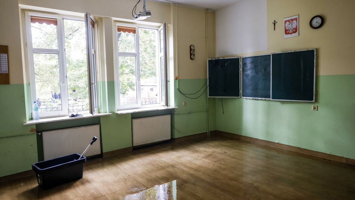 Szkoła z krzyżem na ścianie