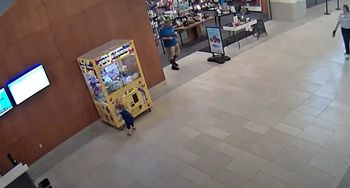 Dziecko tak bardzo chciało pluszaka, że weszło do maszyny z maskotkami