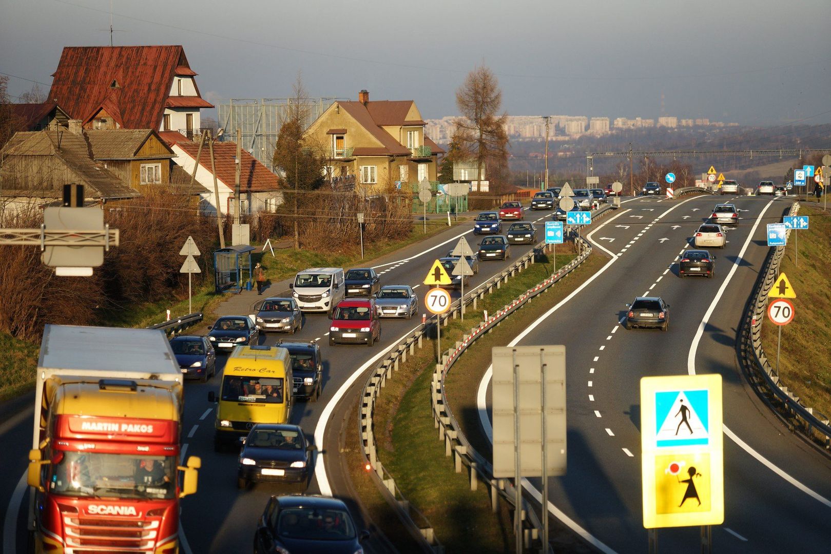 Drogowcy przekonują, że obecna zakopianka z Krakowa do Myślenic w kolejnej dekadzie może już nie wystarczyć w związku z rosnącym natężeniem ruchu. Stąd pomysł budowy nowej drogi S7 między tymi miastami. 