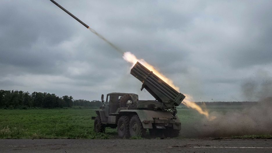 Wojna w Ukrainie rok 2023
A Ukrainian artillery team fires a rocket towards a Russian position in the Donetsk region of eastern Ukraine on Monday, June 26, 2023. Russia sought on Monday to project a return to normal after a weekend rebellion that shook President Vladimir V. Putin's authority, but the Kremlin's efforts to move on were undermined by a host of swirling questions about the fallout from the armed uprising in which mutinous mercenaries got to within 125 miles of Moscow. (Mauricio Lima/The New York Times)
MAURICIO LIMA