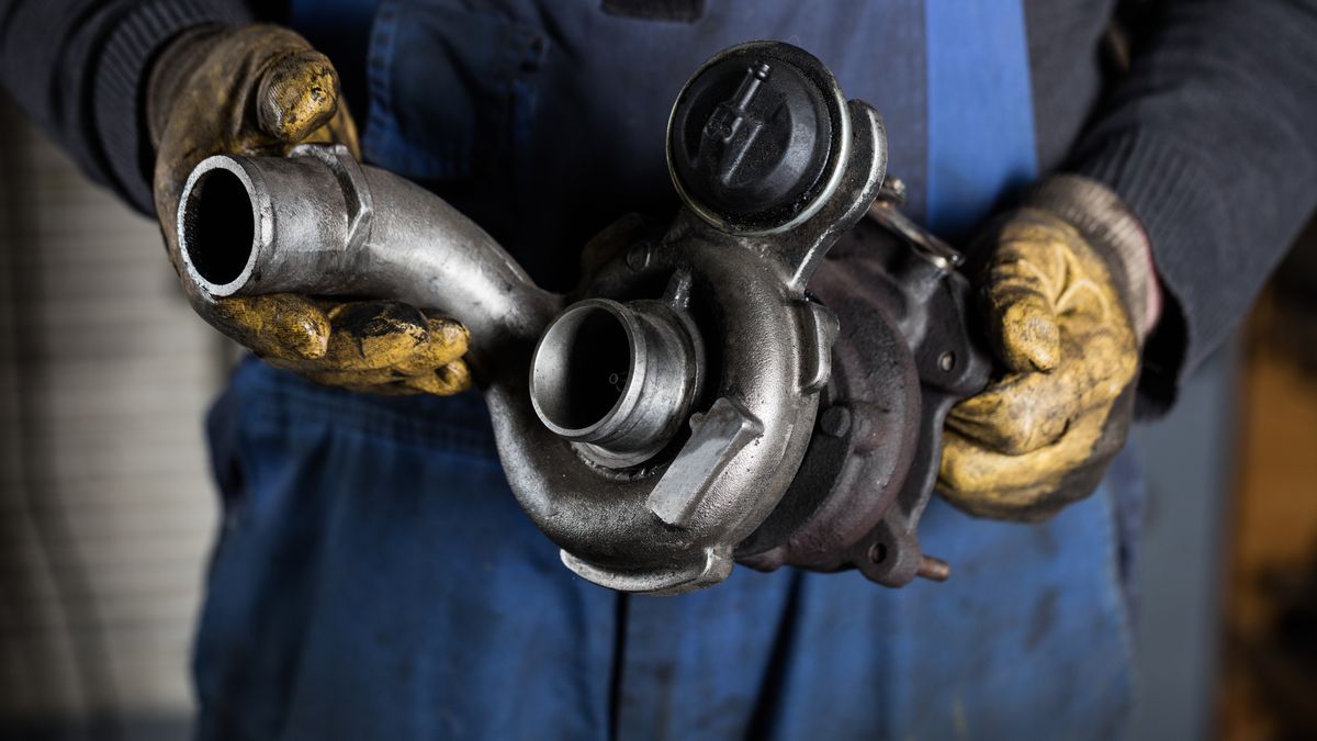 Choć Polska słynie z bardzo dobrych mechaników, to niestety klientów często nie stać na fachową naprawę. Zaczyna się szukanie oszczędności, co może słono kosztować.