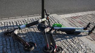 Koniec z hulajnogami byle gdzie. Warszawa zamierza z tym walczyć