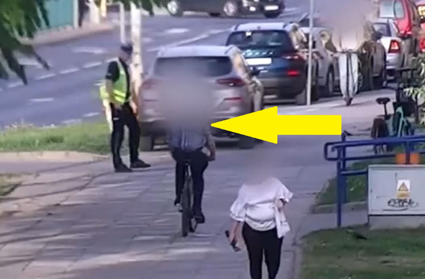 Rowerzysta wpadł jak śliwka w kompot. Policja pokazała wideo z Olsztyna