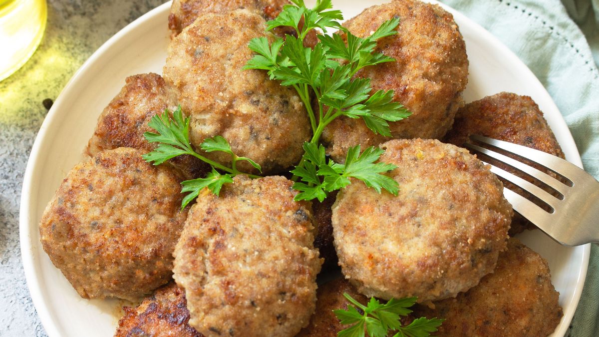 Kotlety mielone z dodatkiem ketchupu oraz majonezu