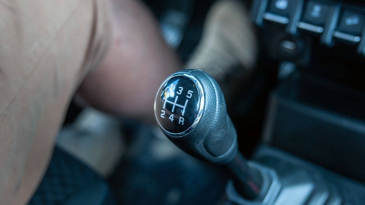 Manualna skrzynia biegów w terenówce to trochę przeżytek. Utrudnia jazdę po bezdrożach. 