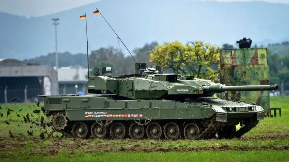 Niemiecki Leopard 2 podczas ćwiczeń, zdjęcie ilustracyjne