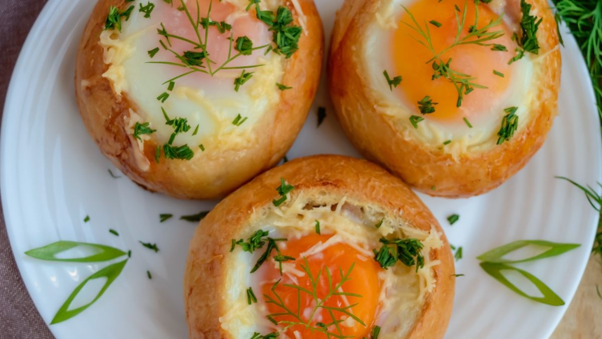 Zapiekane jajka w bułeczkach