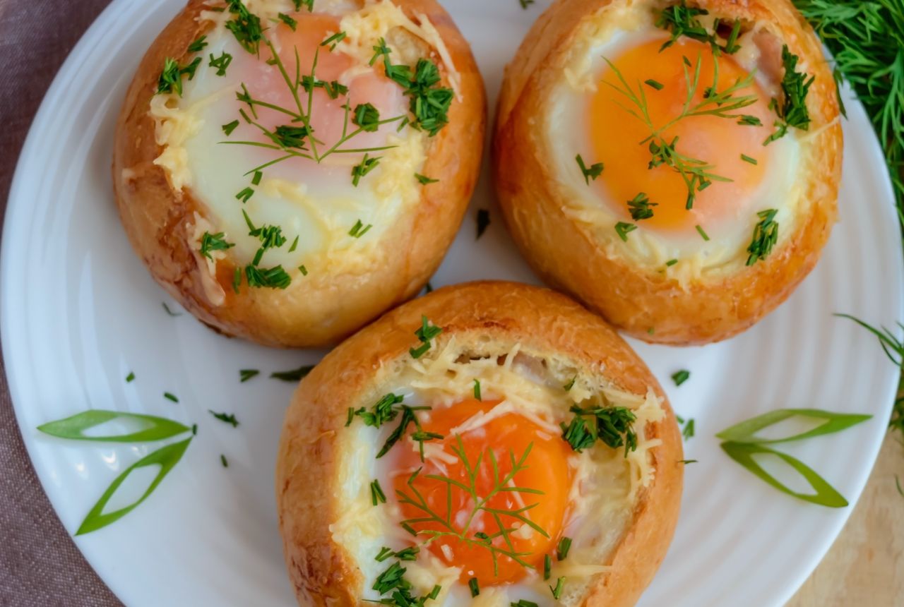 Wbij jajko do bułki i wstaw do piekarnika. Po pierwszym kęsie jajecznica pójdzie w odstawkę