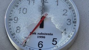 Racibórz: Nie spodobał jej się zegar na elewacji jubilera. Zniszczyła go kijem, straty sięgają 8,5 tysiąca zł