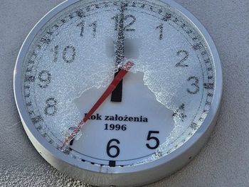 Racibórz: Nie spodobał jej się zegar na elewacji jubilera. Zniszczyła go kijem, straty sięgają 8,5 tysiąca zł