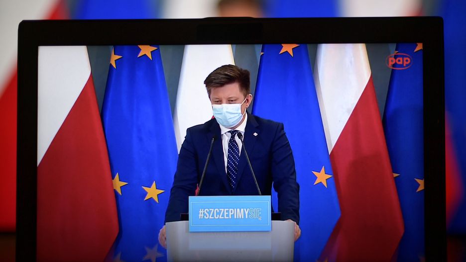 Warszawa. Szef KPRM, pełnomocnik rządu ds. szczepień przeciwko Covid-19 Michał Dworczyk podczas konferencji prasowej