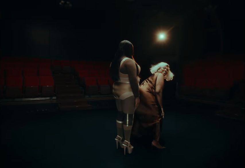 "Nowa" Lizzo i "stara" Lizzo w nowym teledysku