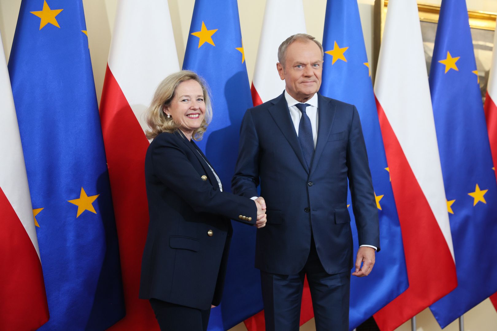 Warszawa, 20.05.2024. Premier Donald Tusk (P) oraz z szefowa Europejskiego Banku Inwestycyjnego Nadia Calvino (L) podczas spotkania w siedzibie KPRM w Warszawie, 20 bm. (jm) PAP/Leszek Szymański