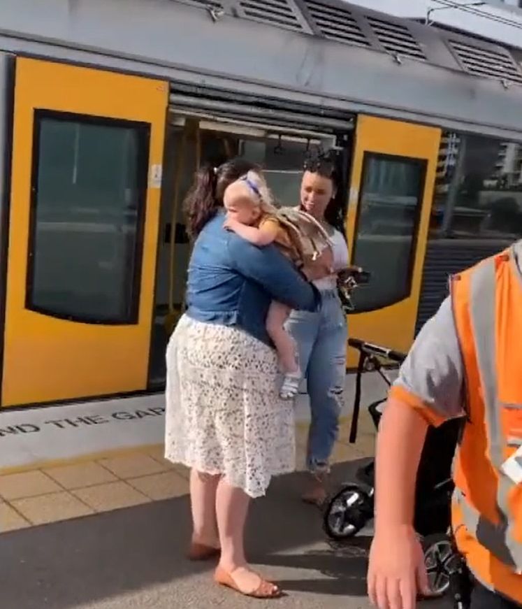 Zdenerwowana matka odebrała dziecko z rąk mężczyzny