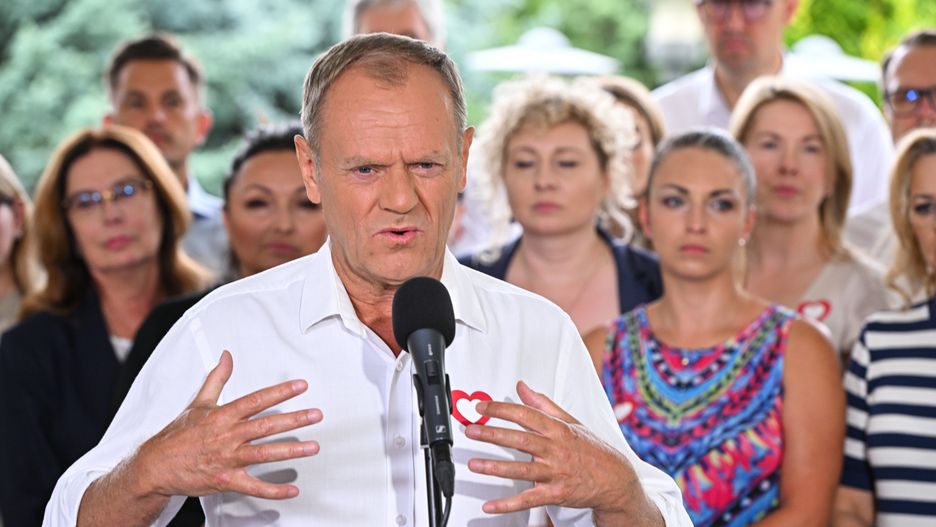 Warszawa, 19.07.2023. Przewodniczący PO Donald Tusk podczas oświadczenia dla mediów przed Senatem w Warszawie, 19 bm. Spotkanie dot. policyjnej interwencji ws. ciężarnej Joanny z Krakowa. (mr) PAP/Radek Pietruszka