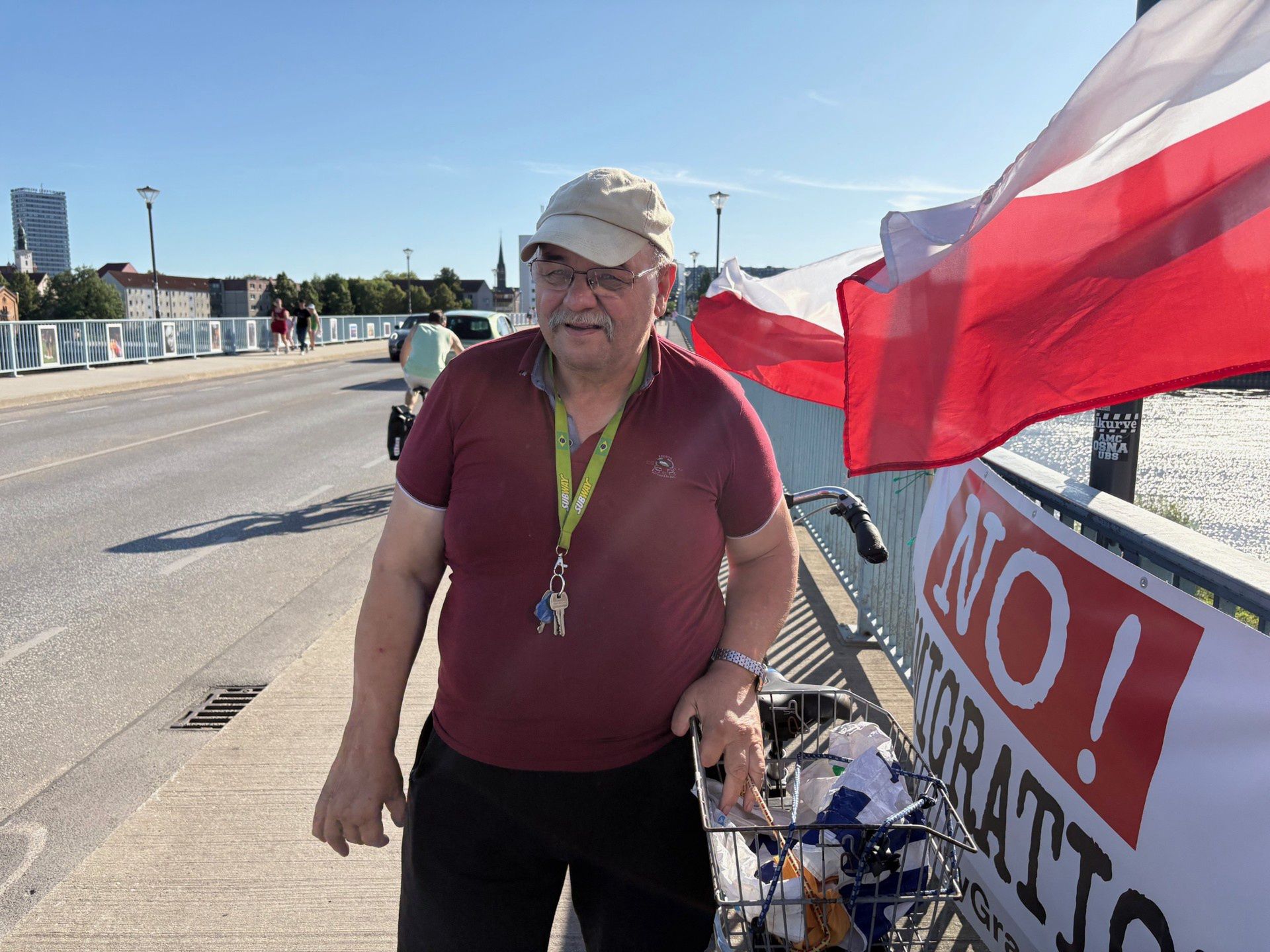 Słubice. Mieszkaniec Roman Sika na moście granicznym 