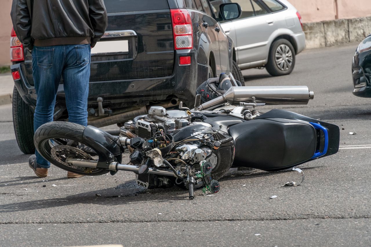 Andrespol: Wypadek na ul. Rokicińskiej. Zderzenie samochodu osobowego z motocyklistą. Ranni
